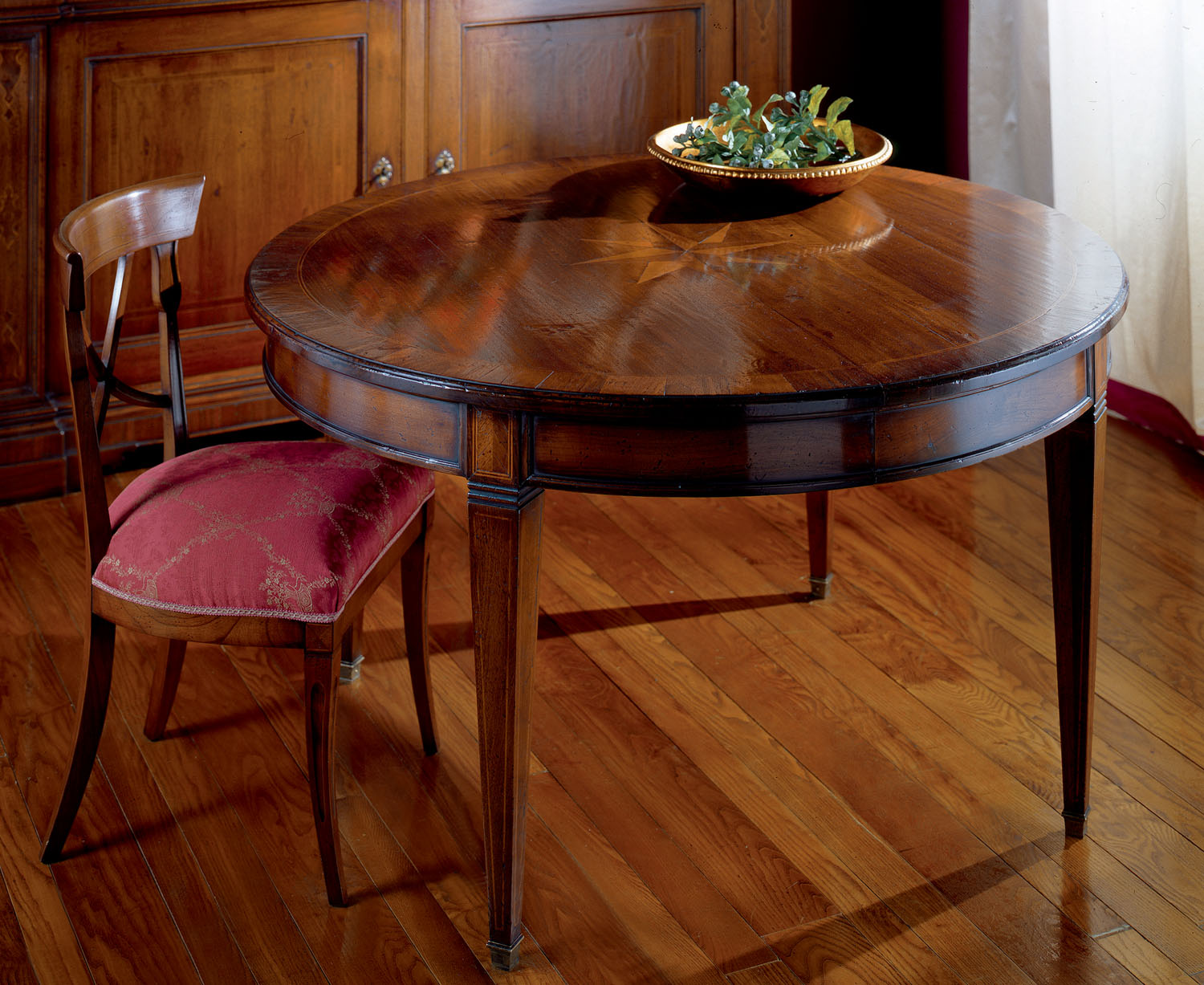 Tavolo rotondo con stella centrale intarsiata - Art. 156 - Arredamento classico DecorArt Tavolo rotondo con stella centrale intarsiata - Art. 156 - Arredamento classico DecorArt