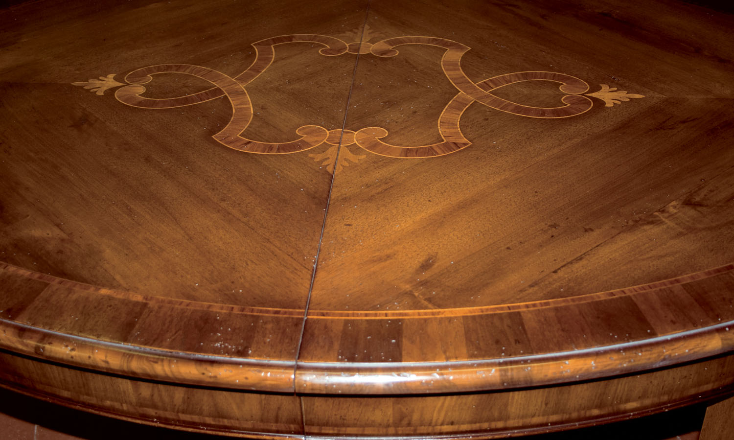 Dettaglio tavolo ovale con stella centrale intarsiata - Art. 158 - Arredamento Classico DecorArt